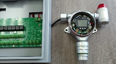 儀器通過4-20mA信號(hào)與MIC3000控制器接線操作